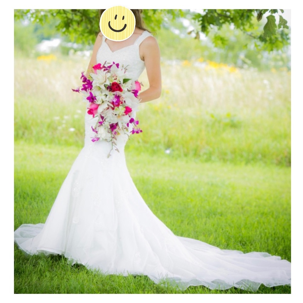 DB Wedding Gown. Ivory. Labeled Sz4/fits Sz 8